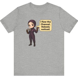 Puede incluir: Una camiseta gris jaspeado con un personaje de dibujos animados con un traje morado y gafas. Un globo de texto junto al personaje contiene el texto: I flew the Channel. Nobody noticed.