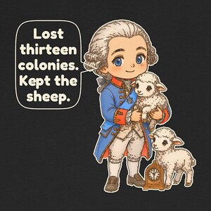 Peut inclure: Un t-shirt noir avec une illustration de style dessin anim&eacute; repr&eacute;sentant une personne en habit bleu du XVIIIe si&egrave;cle et perruque blanche tenant un agneau. Un second agneau est pr&egrave;s d'une horloge. Une bulle contient le texte : Lost thirteen colonies. Kept the sheep.