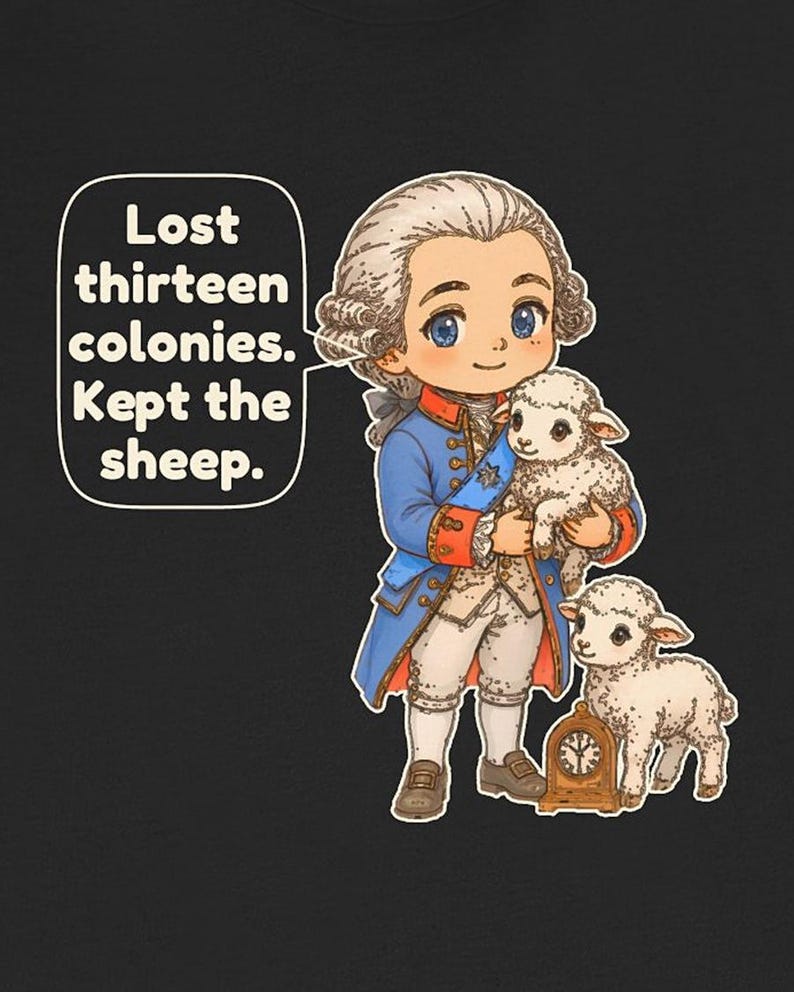 Peut inclure: Un t-shirt noir avec une illustration de style dessin anim&eacute; repr&eacute;sentant une personne en habit bleu du XVIIIe si&egrave;cle et perruque blanche tenant un agneau. Un second agneau est pr&egrave;s d'une horloge. Une bulle contient le texte : Lost thirteen colonies. Kept the sheep.
