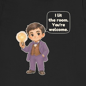 Może przedstawiać: Czarny t-shirt z postacią z kresk&oacute;wki w fioletowym garniturze i brązowej kamizelce, trzymającą świecącą żar&oacute;wkę. Dymek obok postaci zawiera tekst: I lit the room. You're welcome.