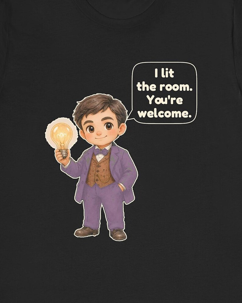 Może przedstawiać: Czarny t-shirt z postacią z kresk&oacute;wki w fioletowym garniturze i brązowej kamizelce, trzymającą świecącą żar&oacute;wkę. Dymek obok postaci zawiera tekst: I lit the room. You're welcome.