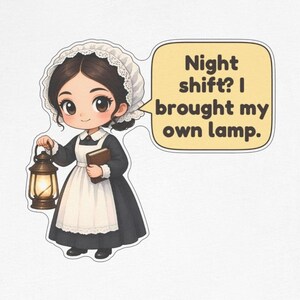 Pode incluir: Um adesivo com um personagem de desenho animado em vestido escuro, avental branco e touca de renda, segurando uma lanterna acesa e um livro. Um bal&atilde;o de fala cont&eacute;m o texto: Night shift? I brought my own lamp.