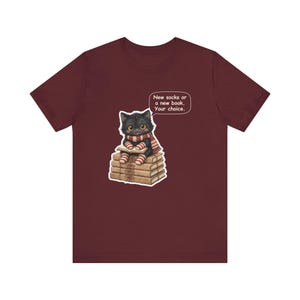 Yule Cat Shirt, Reader Christmas Gift, New Socks or a New Book, Tee for Librarians, English Teachers and Christmas Book Flood Fans afbeelding 8