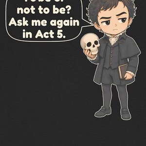 以下が含まれることがあります： 黒いTシャツに、暗い時代の服を着て人間の頭蓋骨を持っている人物の漫画風イラストが描かれています。吹き出しには「To be or not to be? Ask me again in Act 5.」というテキストが含まれています。キャラクターは暗い髪で真剣な表情をしています。