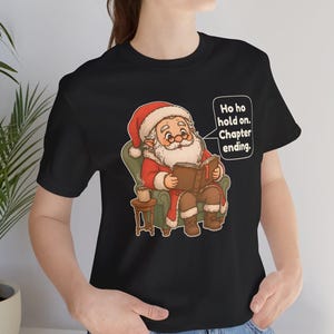 Reading Santa Shirt, Funny Book Lover Christmas Gift, Librarian Gift, Teacher Christmas Tee, Cozy Bookworm Holiday Shirt, Chibi Watercolor afbeelding 3