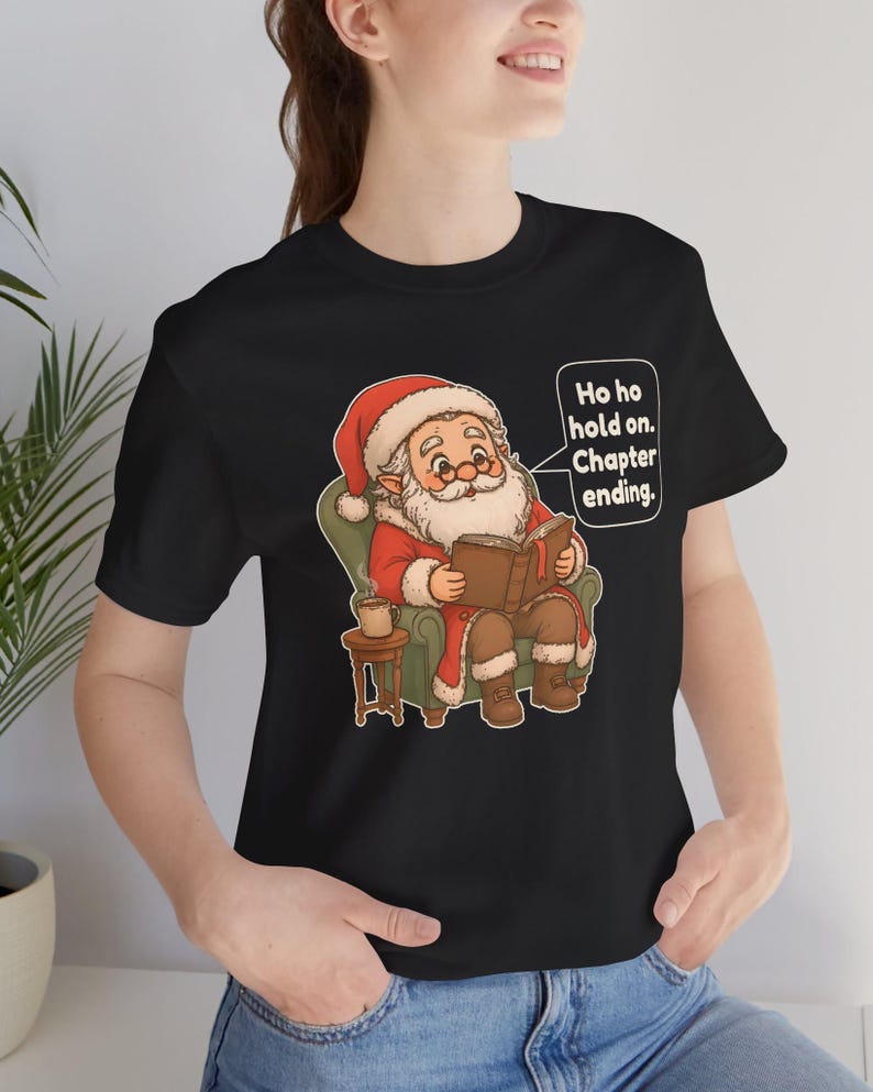 Reading Santa Shirt, Funny Book Lover Christmas Gift, Librarian Gift, Teacher Christmas Tee, Cozy Bookworm Holiday Shirt, Chibi Watercolor afbeelding 3