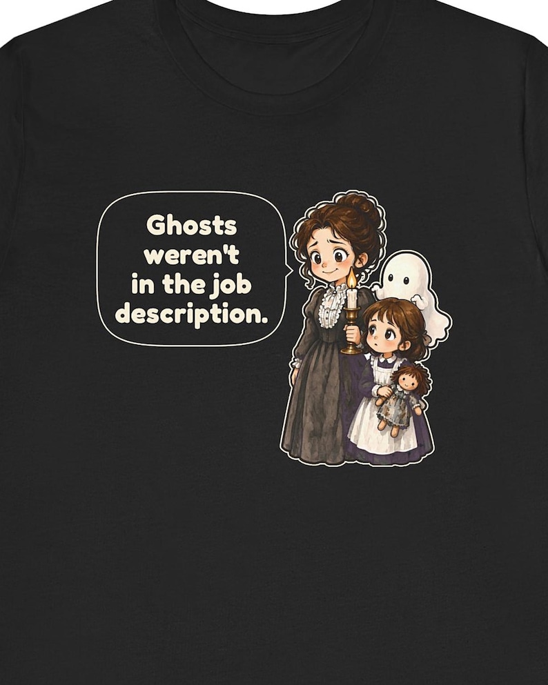 Op de afbeelding: Een zwart t-shirt met een afbeelding van een persoon in een donkere jurk die een kaars vasthoudt, een kind met een pop en een klein wit spookje. Een tekstballon bevat de tekst: Ghosts weren't in the job description.
