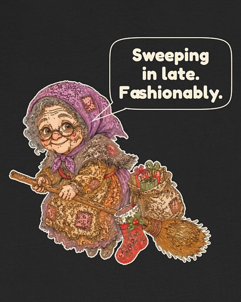Puede incluir: Una ilustraci&oacute;n gr&aacute;fica de un personaje anciano con pa&ntilde;uelo morado y gafas, montado en una escoba. Un bocadillo contiene el texto 'Sweeping in late. Fashionably.' Se adjuntan un saco de regalos y un calcet&iacute;n navide&ntilde;o de color rojo.