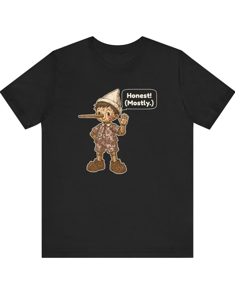 K&ouml;nnte beinhalten: Ein schwarzes Kurzarm-T-Shirt mit einer Grafik einer Holzpuppe mit langer Nase, die einen Hut, ein Hemd und eine kurze Hose tr&auml;gt. Die Figur winkt und eine Sprechblase neben ihr enth&auml;lt den Text, Honest! (Mostly.)
