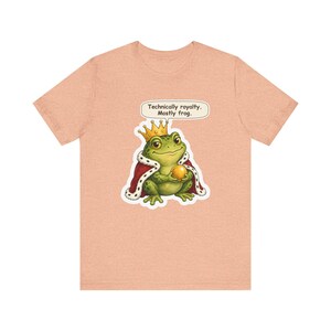 Camiseta del Príncipe Rana, Regalo para Amantes de los Anfibios, Técnicamente Realeza Mayormente Rana, Divertida Camiseta de Cuento de Hadas de los Hermanos Grimm para Amantes de los Estanques y Lectores de Cuentos. imagen 4