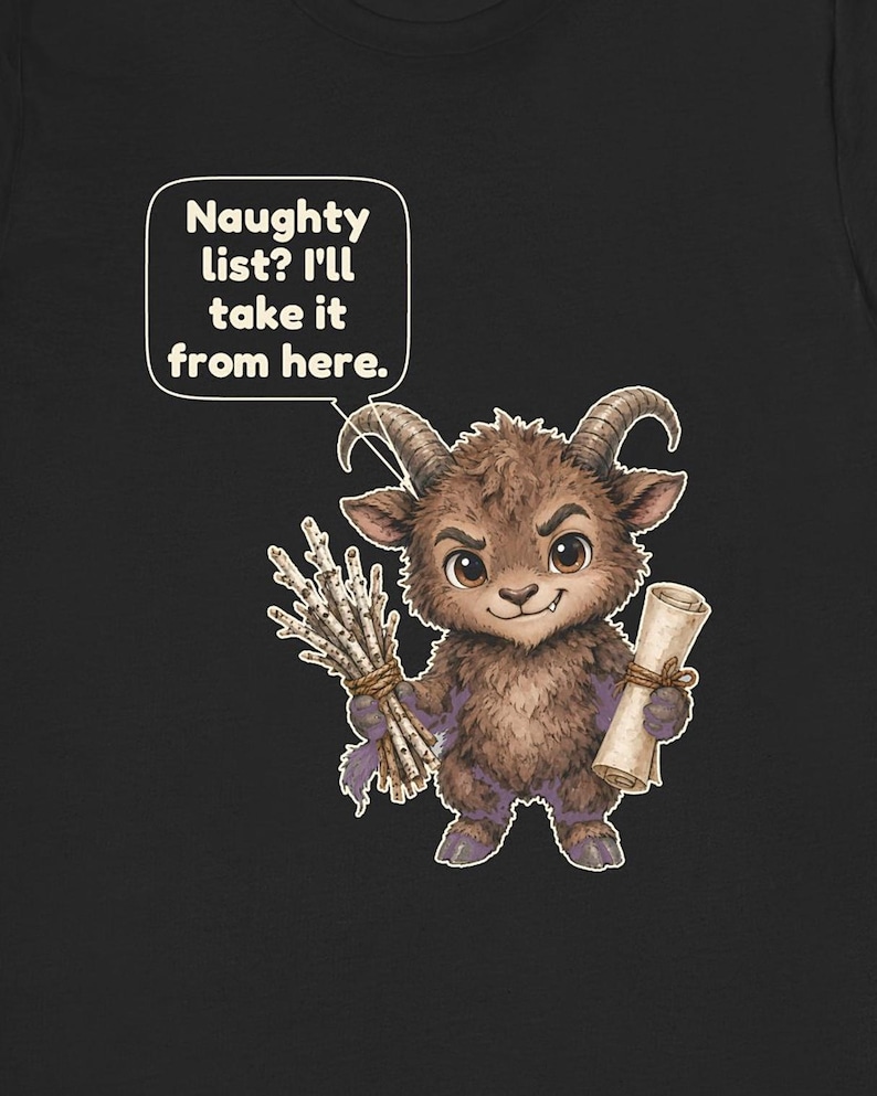 Puede incluir: Una camiseta negra con una criatura marr&oacute;n, peluda y con cuernos que sostiene un manojo de ramitas de abedul y un pergamino. Un globo de texto sobre la criatura contiene el texto: Naughty list? I'll take it from here. El dise&ntilde;o est&aacute; centrado.