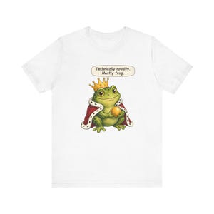 Camiseta del Príncipe Rana, Regalo para Amantes de los Anfibios, Técnicamente Realeza Mayormente Rana, Divertida Camiseta de Cuento de Hadas de los Hermanos Grimm para Amantes de los Estanques y Lectores de Cuentos. imagen 1