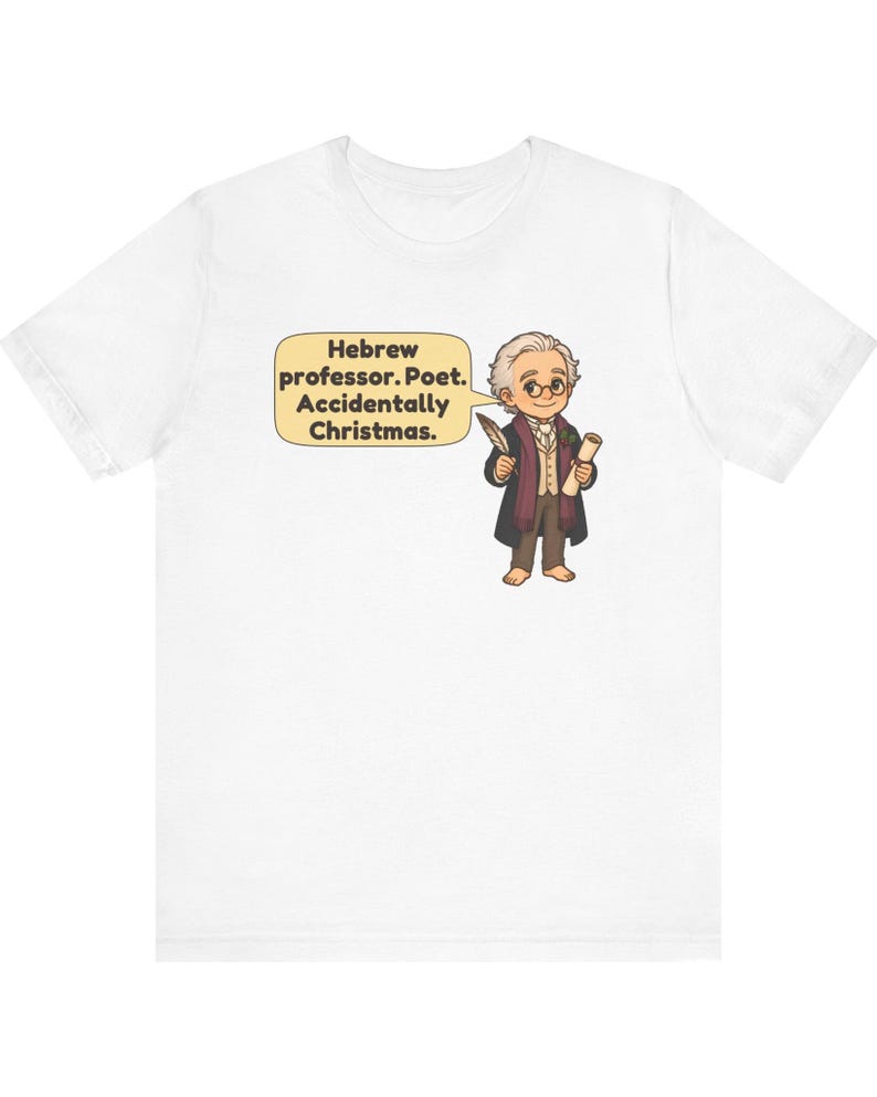 Pu&ograve; includere: Una t-shirt bianca a maniche corte con un'illustrazione a cartone animato di una persona anziana con capelli grigi, occhiali tondi e un cappotto scuro. Un fumetto contiene il testo: Hebrew professor. Poet. Accidentally Christmas.
