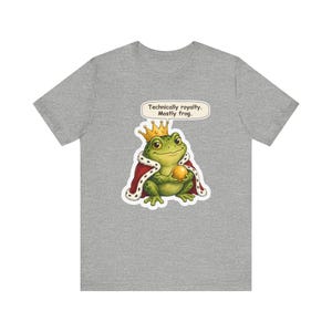 Camiseta del Príncipe Rana, Regalo para Amantes de los Anfibios, Técnicamente Realeza Mayormente Rana, Divertida Camiseta de Cuento de Hadas de los Hermanos Grimm para Amantes de los Estanques y Lectores de Cuentos. imagen 5