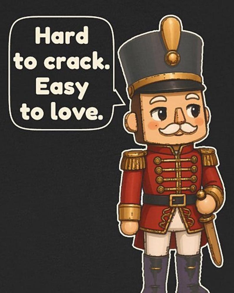 Pu&ograve; includere: Una figura di schiaccianoci in stile cartoon che indossa un'uniforme rossa con dettagli dorati, un alto cappello nero e pantaloni bianchi. Un fumetto accanto alla figura contiene il testo: Hard to crack. Easy to love. Il design &egrave; su sfondo scuro.