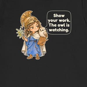 Puede incluir: Una camiseta negra con una ilustraci&oacute;n de dibujos animados de una figura con casco dorado y t&uacute;nica azul que sostiene una rama de olivo y un portapapeles con un b&uacute;ho en el brazo. Un globo de texto contiene: Show your work. The owl is watching.