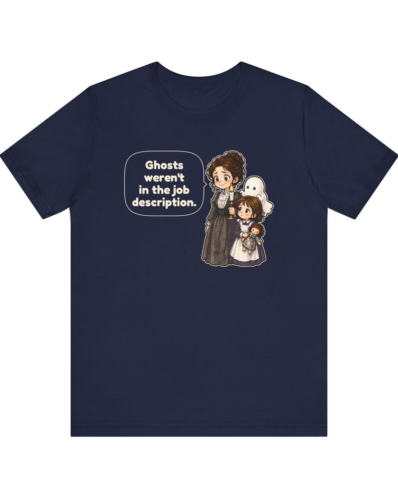 Op de afbeelding: Een marineblauw t-shirt met een afbeelding van een vrouw in een donkere jurk die een kaars vasthoudt, een kind met een pop en een klein wit spookje. Een tekstballon bevat de tekst: Ghosts weren't in the job description.