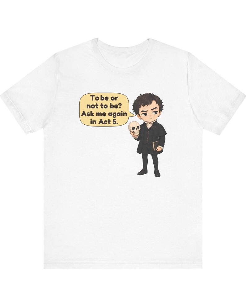 以下が含まれることがあります： 白いTシャツに、暗い色の服を着て頭蓋骨を持っているキャラクターの漫画風イラストが描かれています。キャラクターの横にある吹き出しには「To be or not to be? Ask me again in Act 5.」というテキストが含まれています。デザインは中央に配置されています。