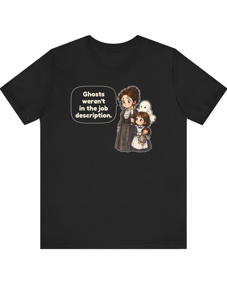 Op de afbeelding: Een zwart t-shirt met een afbeelding van een vrouw in een donkere jurk met een kaars, een kind met een pop en een klein wit spookje. Een tekstballon bevat de tekst: Ghosts weren't in the job description.