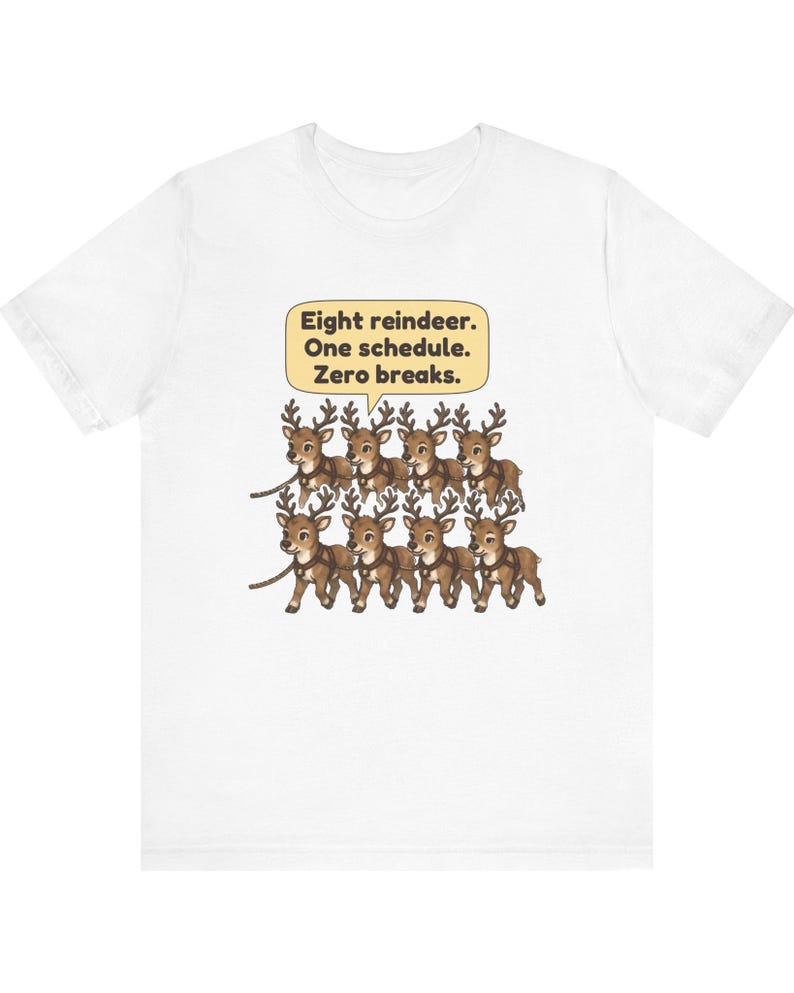K&ouml;nnte beinhalten: Ein wei&szlig;es T-Shirt mit einer Grafik von acht braunen Rentieren in zwei Reihen, die Geschirre tragen und mit einem Seil verbunden sind. Dar&uuml;ber befindet sich eine hellgelbe Sprechblase mit dem Text: Eight reindeer. One schedule. Zero breaks.