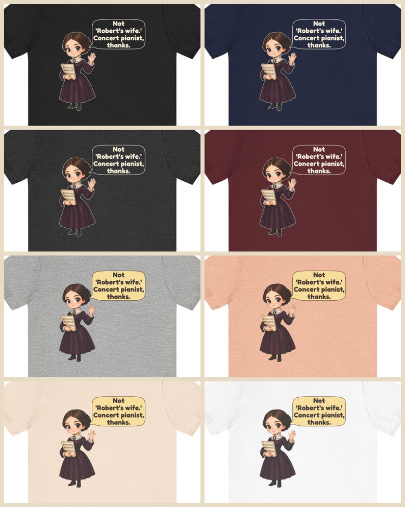 Puede incluir: Una colecci&oacute;n de ocho camisetas de varios colores con una ilustraci&oacute;n de dibujos animados de una persona con un vestido oscuro sosteniendo un libro, con un bocadillo que dice: Not 'Robert's wife.' Concert pianist, thanks.