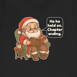 Reading Santa Shirt, Funny Book Lover Christmas Gift, Librarian Gift, Teacher Christmas Tee, Cozy Bookworm Holiday Shirt, Chibi Watercolor afbeelding 1