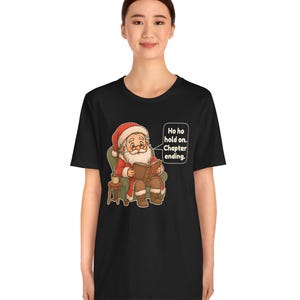 Reading Santa Shirt, Funny Book Lover Christmas Gift, Librarian Gift, Teacher Christmas Tee, Cozy Bookworm Holiday Shirt, Chibi Watercolor afbeelding 2