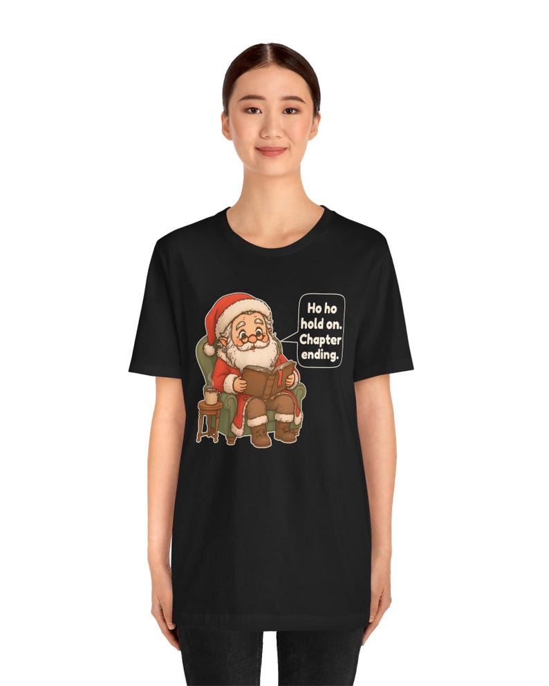 Reading Santa Shirt, Funny Book Lover Christmas Gift, Librarian Gift, Teacher Christmas Tee, Cozy Bookworm Holiday Shirt, Chibi Watercolor afbeelding 2