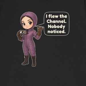 Puede incluir: Una camiseta negra con un personaje de dibujos animados con traje de vuelo morado, capucha y botas marrones. El personaje sostiene gafas de aviador y tiene un bocadillo con el texto: I flew the Channel. Nobody noticed.