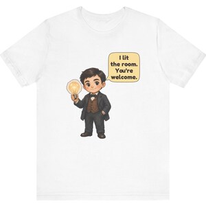 Może przedstawiać: Biały t-shirt z rysunkową ilustracją osoby w ciemnym garniturze, brązowej kamizelce i muszce, trzymającej świecącą żar&oacute;wkę. Dymek zawiera tekst: I lit the room. You're welcome.