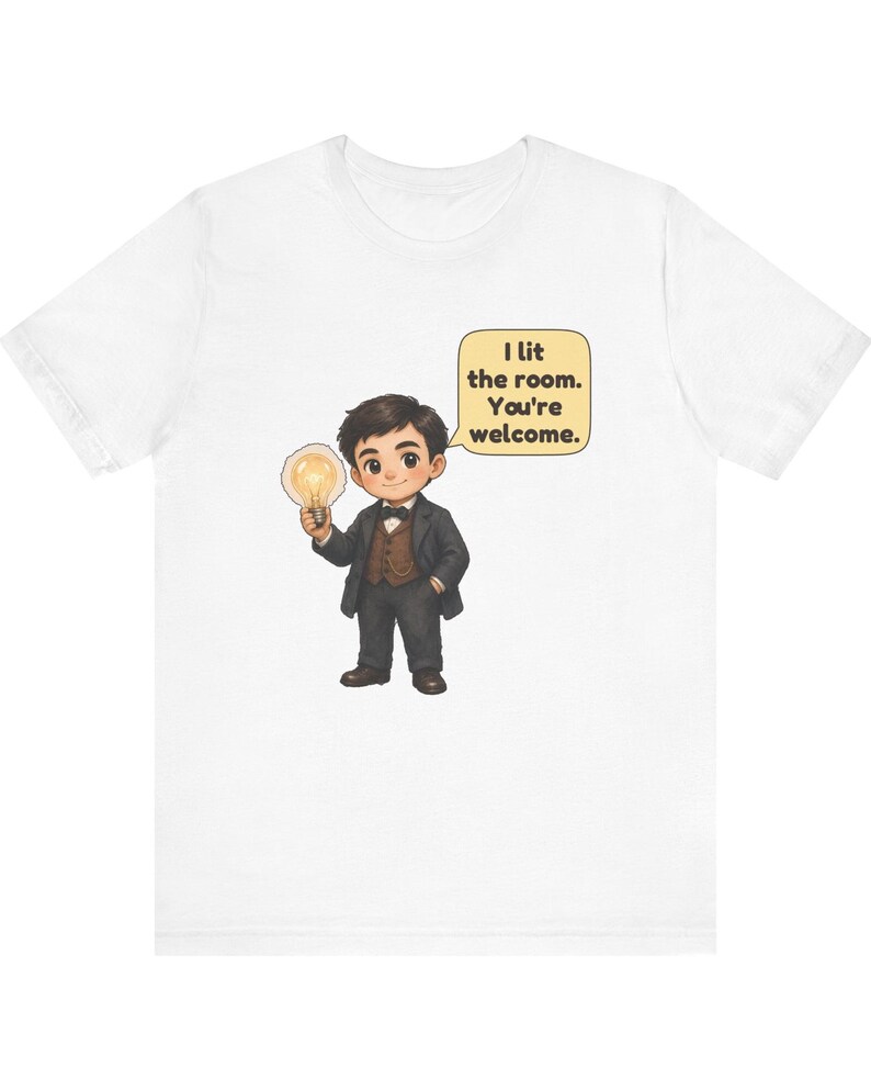 Może przedstawiać: Biały t-shirt z rysunkową ilustracją osoby w ciemnym garniturze, brązowej kamizelce i muszce, trzymającej świecącą żar&oacute;wkę. Dymek zawiera tekst: I lit the room. You're welcome.