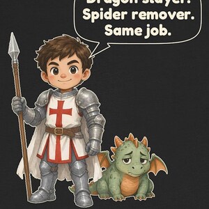K&ouml;nnte beinhalten: Ein schwarzes T-Shirt mit einem Cartoon-Ritter in silberner R&uuml;stung, der einen Speer h&auml;lt und neben einem kleinen gr&uuml;nen Drachen steht. Eine Sprechblase &uuml;ber dem Ritter enth&auml;lt den Text: Dragon slayer. Spider remover. Same job.