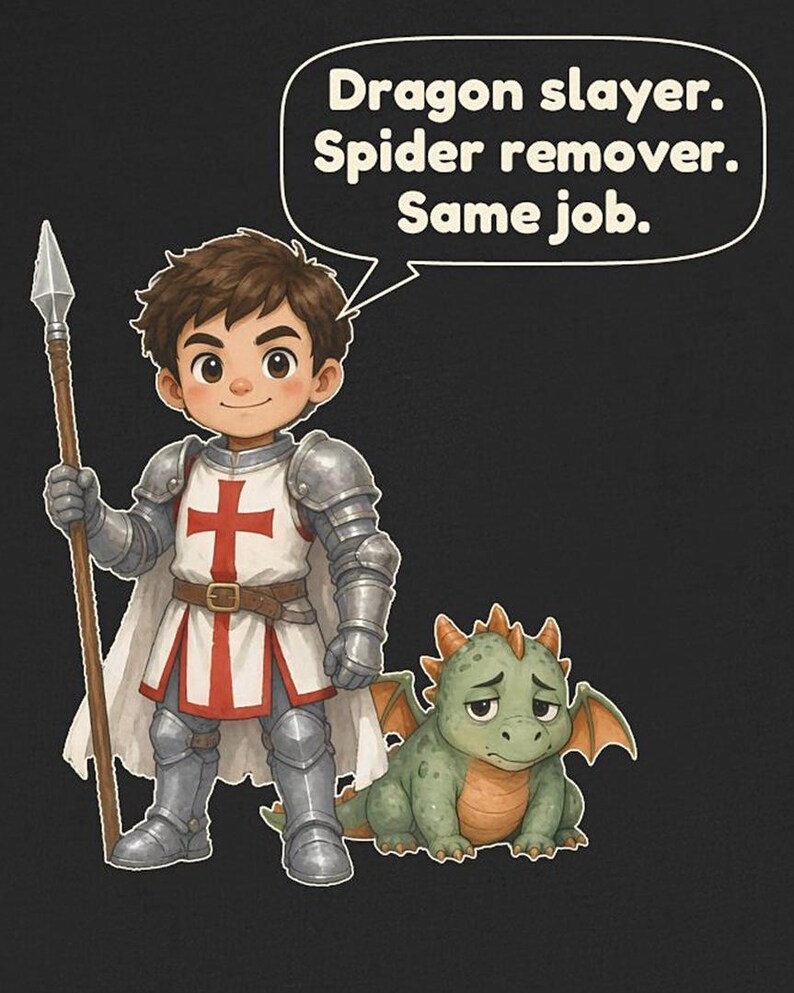 K&ouml;nnte beinhalten: Ein schwarzes T-Shirt mit einem Cartoon-Ritter in silberner R&uuml;stung, der einen Speer h&auml;lt und neben einem kleinen gr&uuml;nen Drachen steht. Eine Sprechblase &uuml;ber dem Ritter enth&auml;lt den Text: Dragon slayer. Spider remover. Same job.