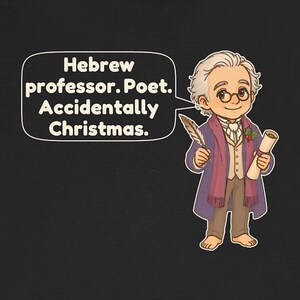 Pu&ograve; includere: Una t-shirt nera con un'illustrazione a cartoni animati di una persona dai capelli grigi con cappotto viola, gilet beige e pantaloni marroni. Il personaggio tiene in mano una piuma e una pergamena, con un fumetto: Hebrew professor. Poet. Accidentally Christmas.