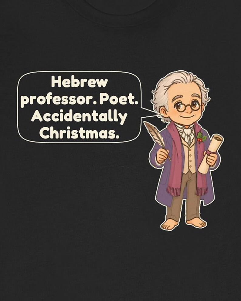 Pu&ograve; includere: Una t-shirt nera con un'illustrazione a cartoni animati di una persona dai capelli grigi con cappotto viola, gilet beige e pantaloni marroni. Il personaggio tiene in mano una piuma e una pergamena, con un fumetto: Hebrew professor. Poet. Accidentally Christmas.