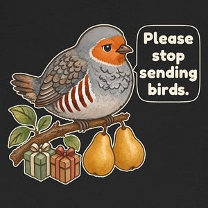 K&ouml;nnte beinhalten: Ein schwarzes T-Shirt-Motiv mit einem grauen und orangefarbenen Vogel auf einem braunen Ast, zwei gelben Birnen und zwei kleinen Geschenken. Eine wei&szlig;e Sprechblase enth&auml;lt den schwarzen Text: Please stop sending birds.