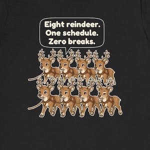 K&ouml;nnte beinhalten: Ein schwarzes T-Shirt mit einer Grafik von acht braunen Rentieren in zwei Reihen, die jeweils ein Geschirr mit einer kleinen Glocke tragen. &Uuml;ber den Rentieren befindet sich eine wei&szlig;e Sprechblase mit dem Text: Eight reindeer. One schedule. Zero breaks.