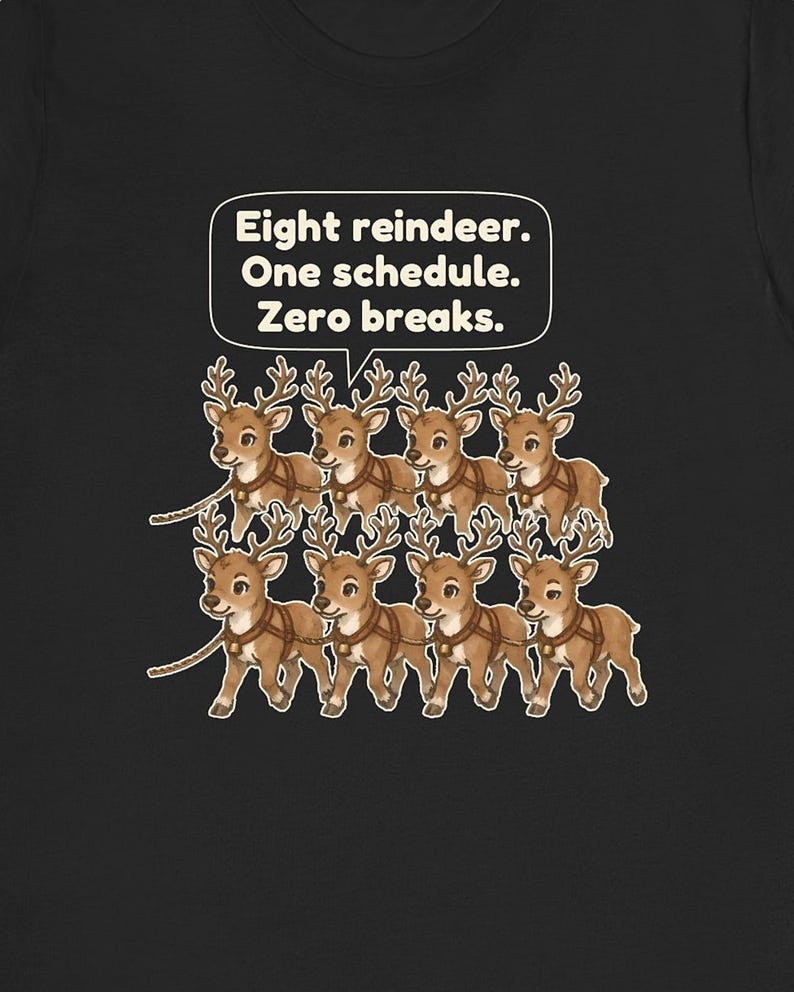 K&ouml;nnte beinhalten: Ein schwarzes T-Shirt mit einer Grafik von acht braunen Rentieren in zwei Reihen, die jeweils ein Geschirr mit einer kleinen Glocke tragen. &Uuml;ber den Rentieren befindet sich eine wei&szlig;e Sprechblase mit dem Text: Eight reindeer. One schedule. Zero breaks.