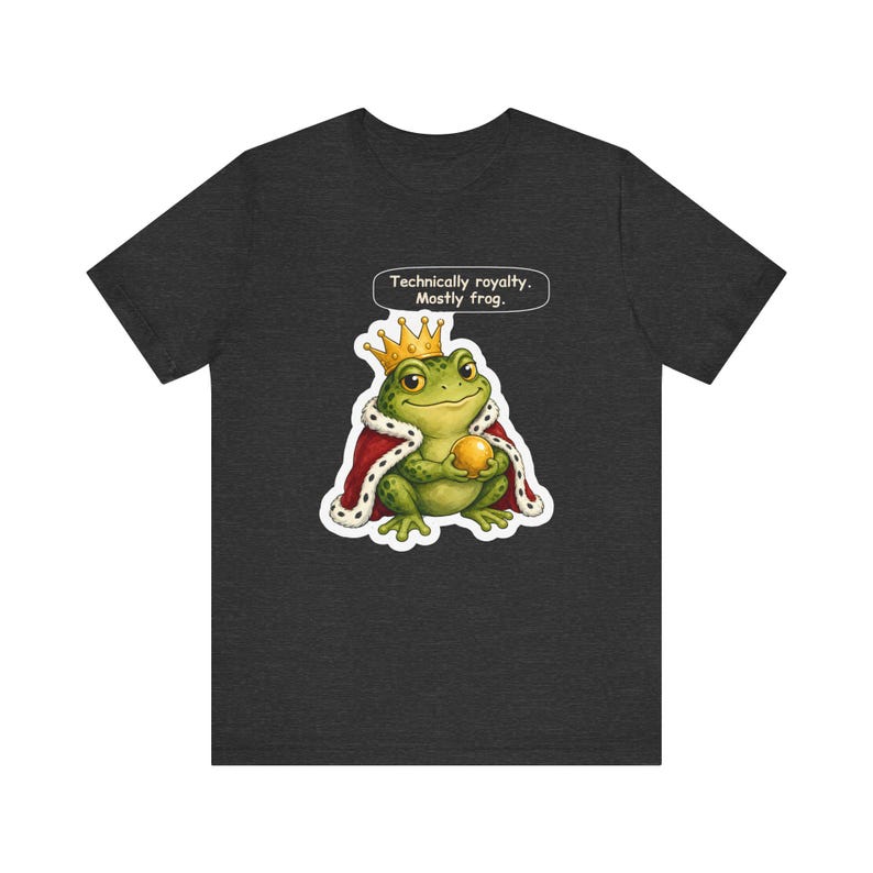 Camiseta del Príncipe Rana, Regalo para Amantes de los Anfibios, Técnicamente Realeza Mayormente Rana, Divertida Camiseta de Cuento de Hadas de los Hermanos Grimm para Amantes de los Estanques y Lectores de Cuentos. imagen 6