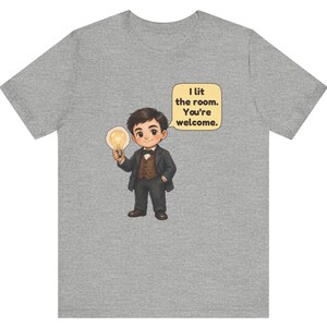 Może przedstawiać: Szary melanżowy t-shirt z rysunkową ilustracją postaci w ciemnym garniturze, kamizelce i muszce, trzymającej świecącą żar&oacute;wkę. Dymek obok postaci zawiera tekst: I lit the room. You're welcome.
