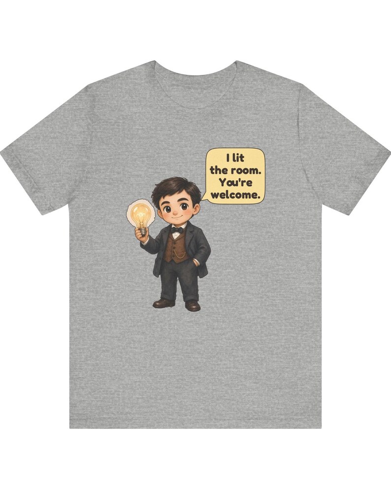Może przedstawiać: Szary melanżowy t-shirt z rysunkową ilustracją postaci w ciemnym garniturze, kamizelce i muszce, trzymającej świecącą żar&oacute;wkę. Dymek obok postaci zawiera tekst: I lit the room. You're welcome.