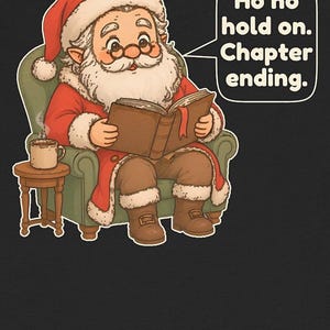 Op de afbeelding: Een cartoonillustratie van de Kerstman in een rood pak met witte bontrand, zittend in een groene fauteuil terwijl hij een bruin boek leest. Op een klein bijzettafeltje staat een dampende mok. Een tekstballon bevat de tekst: Ho ho hold on. Chapter ending.