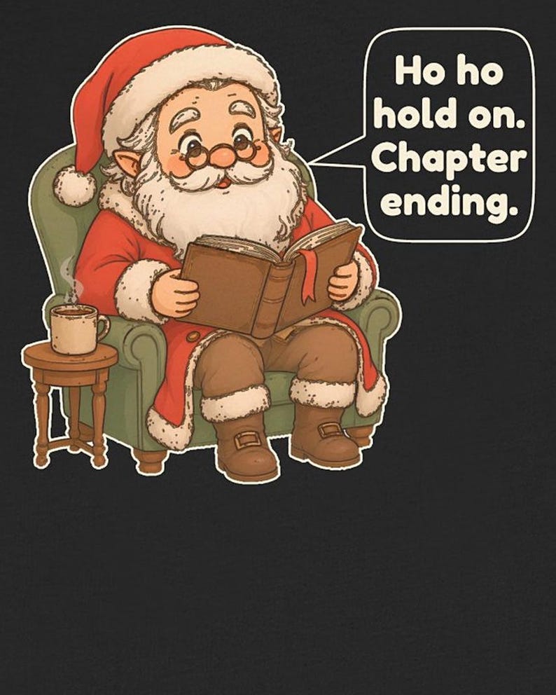 Op de afbeelding: Een cartoonillustratie van de Kerstman in een rood pak met witte bontrand, zittend in een groene fauteuil terwijl hij een bruin boek leest. Op een klein bijzettafeltje staat een dampende mok. Een tekstballon bevat de tekst: Ho ho hold on. Chapter ending.