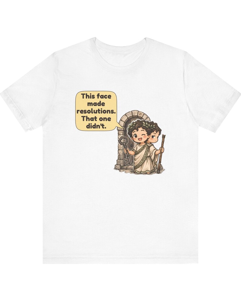K&ouml;nnte beinhalten: Ein wei&szlig;es T-Shirt mit einer Grafik einer r&ouml;mischen Figur mit zwei Gesichtern, die einen Lorbeerkranz und eine Toga tr&auml;gt und vor einem Steinbogen steht. Ein Gesicht zwinkert und h&auml;lt einen Schl&uuml;ssel, das andere sieht m&uuml;rrisch aus. Eine Sprechblase besagt: This face made resolutions. That one didn't.
