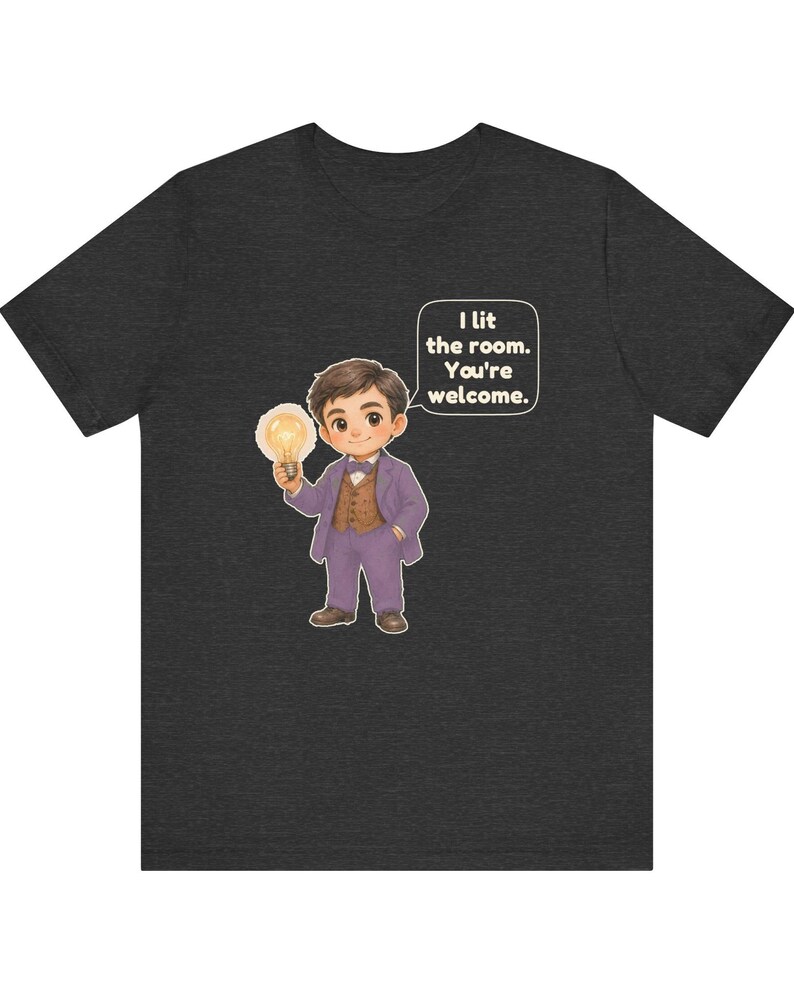 Może przedstawiać: Ciemnoszary melanżowy t-shirt z rysunkową ilustracją postaci w fioletowym garniturze i brązowej kamizelce, trzymającej świecącą żar&oacute;wkę. Dymek obok postaci zawiera tekst: I lit the room. You're welcome.