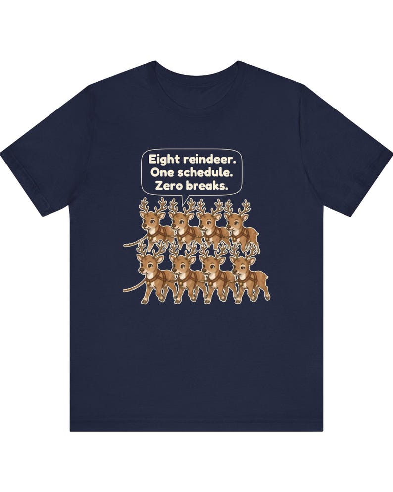 K&ouml;nnte beinhalten: Ein kurz&auml;rmeliges T-Shirt in Marineblau mit einer Grafik von acht braunen Rentieren in zwei Reihen. &Uuml;ber den Rentieren befindet sich eine wei&szlig;e Sprechblase mit dem Text: Eight reindeer. One schedule. Zero breaks.