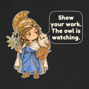 Puede incluir: Una camiseta negra con una ilustraci&oacute;n de dibujos animados de una figura con casco dorado y t&uacute;nica azul que sostiene una rama de olivo y un portapapeles con un b&uacute;ho. Un bocadillo contiene el texto: Show your work. The owl is watching.