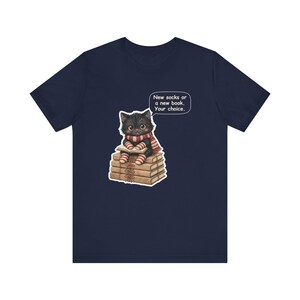 Yule Cat Shirt, Reader Christmas Gift, New Socks or a New Book, Tee for Librarians, English Teachers and Christmas Book Flood Fans afbeelding 7