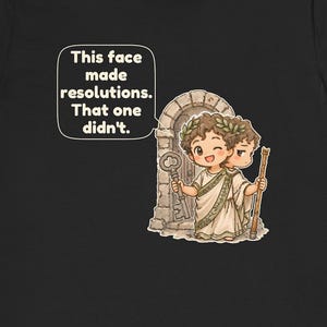 K&ouml;nnte beinhalten: Ein schwarzes T-Shirt mit einer Cartoon-Illustration des zweigesichtigen r&ouml;mischen Gottes Janus, der einen Lorbeerkranz und eine Toga tr&auml;gt. Ein Gesicht l&auml;chelt und h&auml;lt einen Schl&uuml;ssel, das andere wirkt m&uuml;rrisch. Eine Sprechblase enth&auml;lt den Text: This face made resolutions. That one didn't.