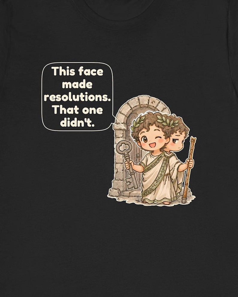 K&ouml;nnte beinhalten: Ein schwarzes T-Shirt mit einer Cartoon-Illustration des zweigesichtigen r&ouml;mischen Gottes Janus, der einen Lorbeerkranz und eine Toga tr&auml;gt. Ein Gesicht l&auml;chelt und h&auml;lt einen Schl&uuml;ssel, das andere wirkt m&uuml;rrisch. Eine Sprechblase enth&auml;lt den Text: This face made resolutions. That one didn't.